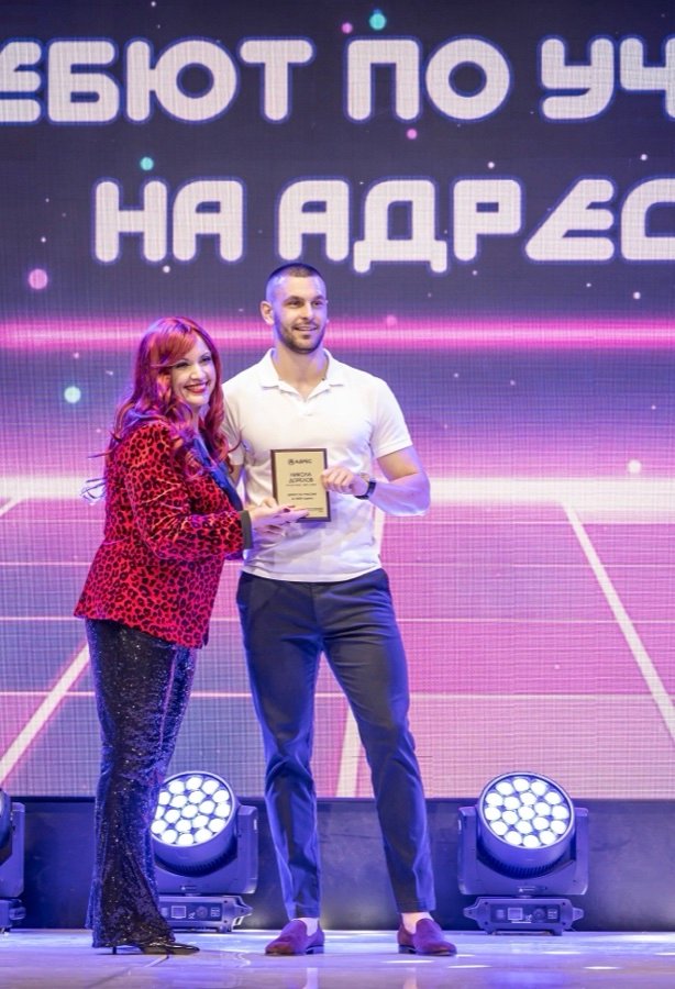Никола Даскалов получава наградата „Дебют по участия на Адрес“
